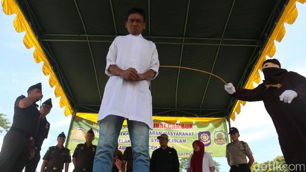 Melihat Perdebatan Hukum Cambuk Aceh di Panja RUU KUHP