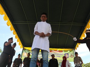 Mesum dengan Anak di Bawah Umur, Pria ini Dicambuk 130 Kali