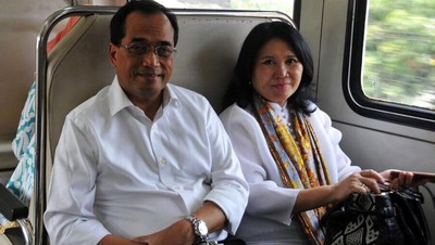 Menhub Naik Kereta Kelas Ekonomi Bareng Istri