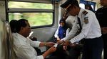 Menhub Naik Kereta Kelas Ekonomi Bareng Istri