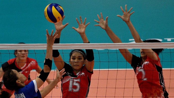 Pevoli putri Indonesia Yolla Yuliana (kedua kanan) dan Putri Andya Agustina (kanan) melompat untuk menghadang bola dari pevoli putri Thailand Wilavan Apinyapong (kiri) saat penyisihan Grup A Bola Voli Putri SEA Games XXIX di MiTec, Kuala Lumpur, Malaysia, Rabu (23/8). Tim bola voli putri Indonesia kalah 0-3 (18-25, 16-25, 10-25) atas Thailand. ANTARA FOTO/Sigid Kurniawan/kye/17.