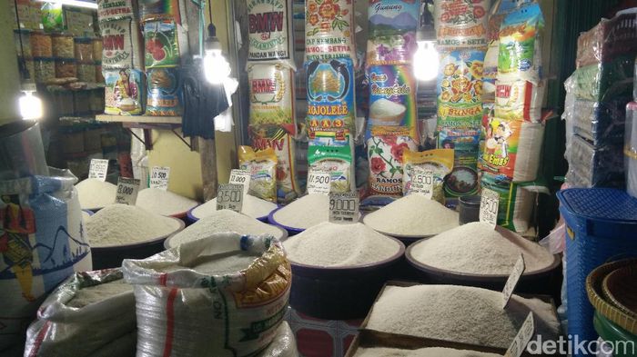 Pedagang beras Pasar Kramat Jati/Foto: Citra Fitri Mardiana/detikFinance Pedagang beras Pasar Kramat Jati/Foto: Citra Fitri Mardiana/detikFinance