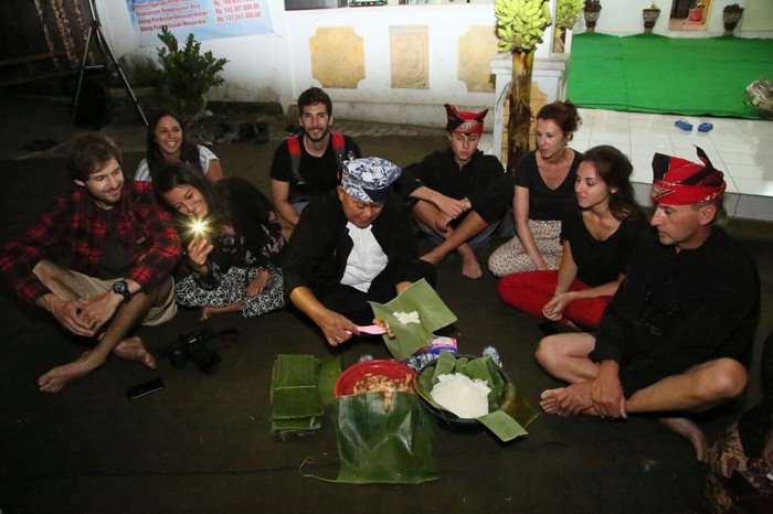 Bule Eropa Menikmati Pecel Pitik Di Ritual Tumpeng Sewu 2017
