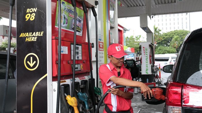 Ilustrasi pengisian Bahan Bakar Khusus Pertamina Series