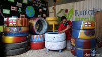 Pembuatan kursi dan meja ini memakan waktu 3 minggu.