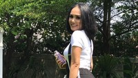 Di usianya yang sudah berumur 45 tahun, Yuni Shara itu terlihat menggoda dan seksi. Dok. Instagram/yunishara36