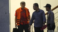 Tonny ditangkap KPK pada Rabu (23/8) kemarin. Ia diduga menerima suap dari Komisaris PT Adhi Guna Keruktama (AGK) Adiputra Kurniawan terkait proyek pengerukan Pelabuhan Tanjung Emas di Semarang.