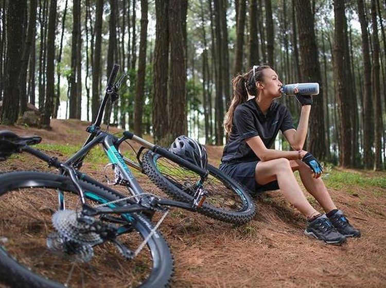 6 Artis Cantik yang Hobi Keringetan Gowes Sepeda, Patut Ditiru Nih!