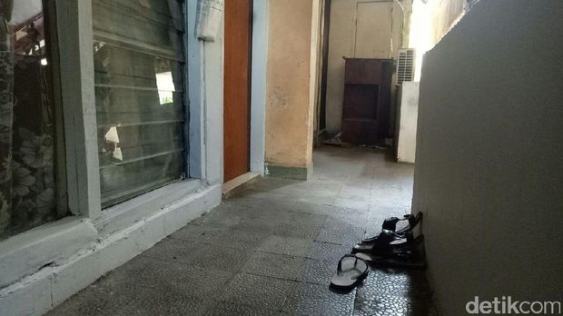 Di mes tidak terawat inilah, Dirjen Hubla menyimpan uang suap Rp 18,9 miliar.