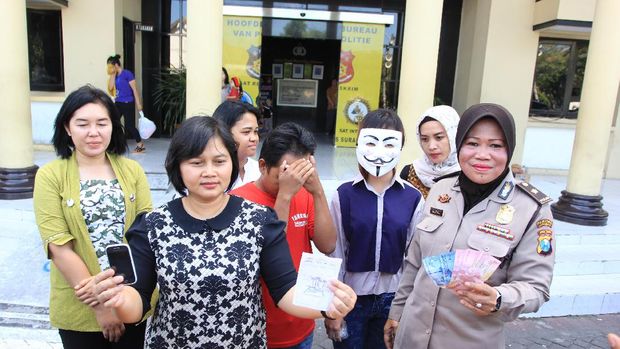 Polisi memperlihatkan pelaku, korban, dan barang bukti