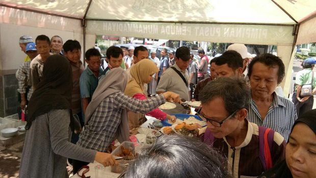 Simbol Toleransi di Warung Gratis Bagi Dhuafa