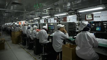 Untuk perakitan di sini karyawan diberikan target waktu 25 - 60 detik per itemnya.(Foto: Vivo/teks:Josina)