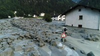 Menurut petugas dari Kepolisian Graubünden, ada warga negara Jerman, Austria, dan Swis di antara orang-orang yang dilaporkan hilang. REUTERS/LOCAL TEAM via Reuters TV.