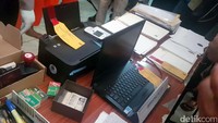 TS, otak sindikat pembuat ijazah palsu, mengaku sudah beraksi sejak 2011. Warga Jakarta ini kerap berpindah-pindah tempat guna memuluskan praktik pemalsuan dokumen.