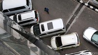 Deretan mobil mewah milik bos First Travel disita dan terparkir di halaman gedung Bareskrim Polri, Gedung Kementerian Kelautan dan Perikanan Jakarta Pusat, Jumat (25/8).