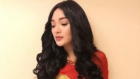 Dress ketat tersebut memperlihatkan lekuk tubuhnya. (Dok. Instagram/zaskia_gotix)