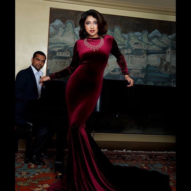 Kali ini, Sarah terlihat glamour dengan tampilan ala Hollywood Glamor. Foto: Instagram Sarah Azhari