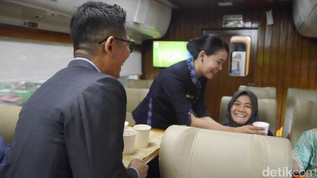 Mengantarkan welcome drink (Kurnia/detikTravel)