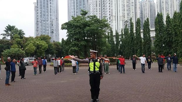 Supeltas di Jakbar menjalani latihan.