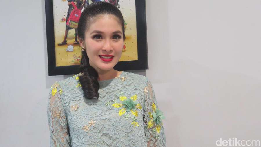 Senyum Semringah Sandra Dewi