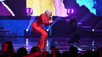 Sexy in Red! Penampilan Bebe Rexha di Indonesia