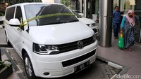 Melihat deretan mobil tersebut, korban First Travel yang sedang melaporkan kasusnya geleng-geleng kepala.