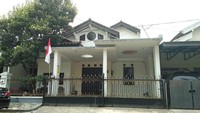 Dirjen Perhubungan Laut Kementerian Perhubungan, Antonius Tonny Budiono, ditangkap KPK karena diduga menerima uang Rp 20,7 miliar. Dia mengakui menerima gratifikasi. Hadiah itu disebutnya sebagai terima kasih atas tindakannya mencegah mafia di instansinya. Dari LHKPN, Tonny memiliki rumah di Jalan Pisok XX Blok EB 16 nomor 7, Sektor 5 Bintaro Jaya, Tangerang Selatan. Rumah warna putih itu kini sepi dan digembok. Foto: Ahmad Bil Wahid/detikcom