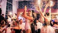 Sesuai namanya, Billionaire Mansion Dubai jadi tempat makan yang mewah. Ketika makin malam, pengunjung bersiap melihat penari yang dilengkapi kembang api dan staf bertopeng menaiki hoverboard melewati tiap meja.