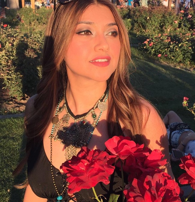 Padanan atasan atau dress berbelahan dada rendah dengan kalung etnik yang ramai ala Sarah ini bisa Anda tiru. Foto: Instagram