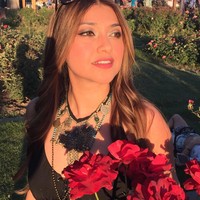 Padanan atasan atau dress berbelahan dada rendah dengan kalung etnik yang ramai ala Sarah ini bisa Anda tiru. Foto: Instagram