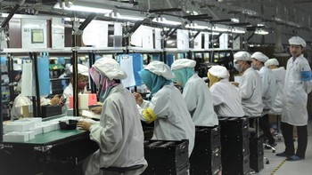 Di tahapan pertama kita akan menjumpai bagian penerimaan material komponen, disini tugasnya adalah pengecekan apakah ada yang cacat atau tidak sebelum masuk ke bagian line perakitan. (Foto: Vivo/teks:Josina)