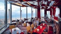 Kaca yang mengelilingi restoran At.mosphere Burj Khalifa membuat pengunjung bisa menikmati matahari terbenam. Tentunya sambil makan beragam sajian enak.