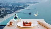 Burj Al Arab jadi salah satu ikon Dubai. Tempat makan mewah Al Muntaha berlokasi 200 meter di atas permukaan laut. Sajiannya berupa makanan Eropa kontemporer.