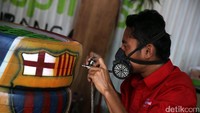 Kursi tersebut dijual dengan harga Rp 1.500.000/set yang terdiri dari 4 kursi dan 1 meja yang dibuat sesuai dengan pesanan pelanggan.