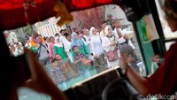 Penampakan ratusan rombongan pengantin yang mengikuti acara nikah massal yang digelar PKB, Jakarta, Jumat (25/8/2017).