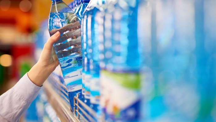 Ada alasan tersendiri mengapa air minum kemasan harus cepat dihabiskan. Foto: iStock Ada alasan tersendiri mengapa air minum kemasan harus cepat dihabiskan. Foto: iStock
