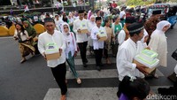 Sebanyak 143 pasangan berbagai usia melangsungkan pernikahan dalam acara PKB Mantu.
