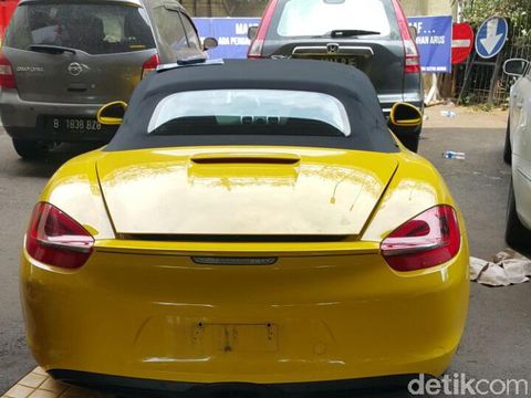 Porche ini ditilang pada Jumat (18/8) lalu di daerah Tomang, Jakbar