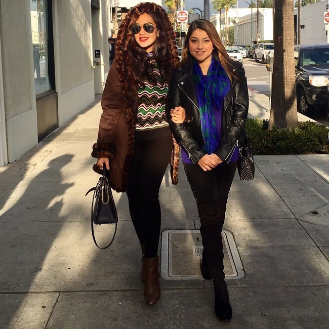Sarah Azhari tampaknya cukup sering bepergian ke luar negeri. Ketika pergi ke Los Angeles, ia pun bertemu Dyah Permatasari. Dua aktris senior tampak punya gaya yang keren. Foto: Instagram