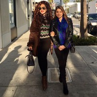 Sarah Azhari tampaknya cukup sering bepergian ke luar negeri. Ketika pergi ke Los Angeles, ia pun bertemu Dyah Permatasari. Dua aktris senior tampak punya gaya yang keren. Foto: Instagram