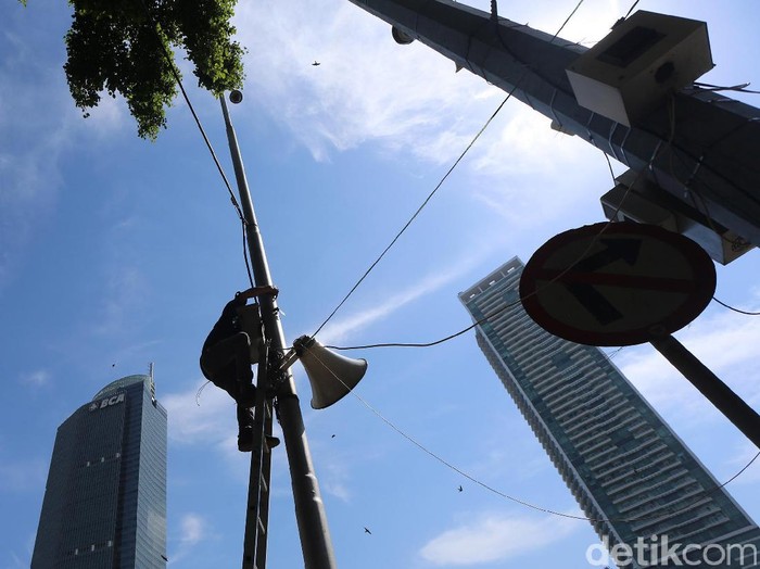Petugas dari salah satu provider internet melakukan penambahan jaringan di kawasan Bundaran HI, Jakarta. Penguatan jaringan dilakukan guna menyambut Asian Games 2018.