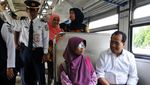 Menhub Naik Kereta Kelas Ekonomi Bareng Istri