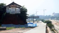 Sebuah bangunan masih berdiri di lokasi proyek.