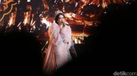 Syahrini saat tampil di JIExpo Kemayoran, Jakarta Pusat pada Kamis (24/8). Pool/Hanif Hawari/detikFoto.