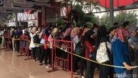 Para pemburu kerja ini rata-rata sudah datang sejak pukul 07.00 WIB.
