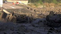 Jembatan rusak dihantam bebatuan. REUTERS/LOCAL TEAM via Reuters TV.