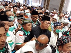 Jumat di Masjidil Haram, Menag Desak-desakan sampai Keringetan
