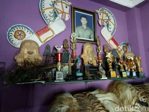 Puluhan piala di rumah Sugianto, penari reog/