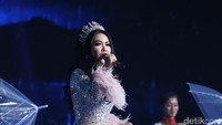 Buru-buru mau ke mana Syahrini? Pool/Hanif Hawari/detikFoto.