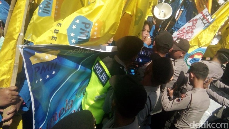 Aksi Tolak Lhs Pmii Brebes Saling Dorong Dengan Polisi